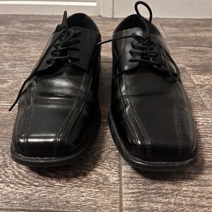 Stacy Adams black leather dress shoe with square toe, size 8